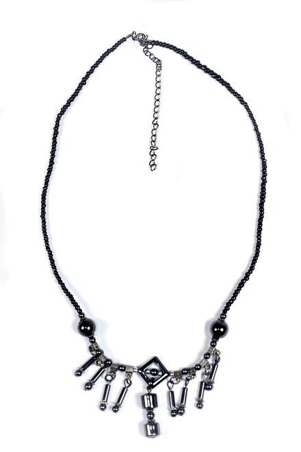 Elegantný náhrdelník s príveskami čierna
