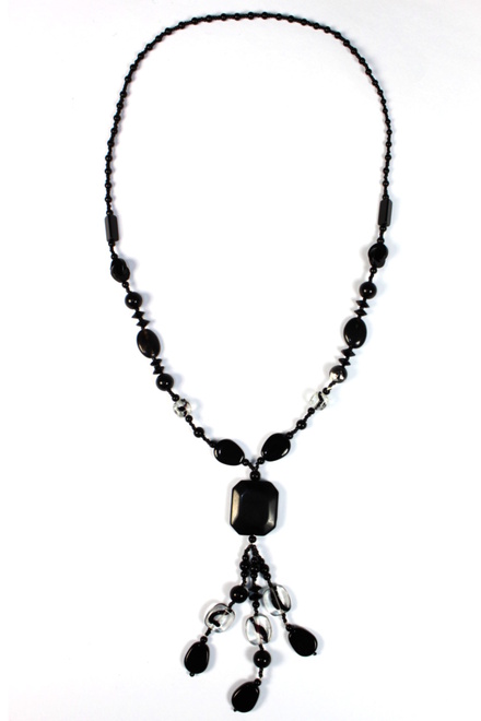 Výrazný náhrdelník z kameňov čierna